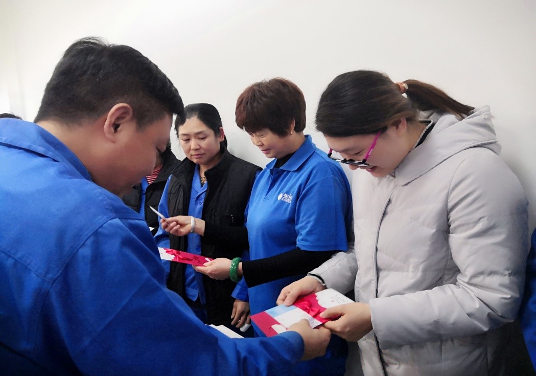 东纶公司工会为员工举办集体生日会