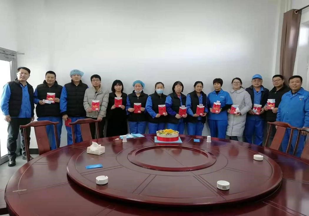 东纶公司工会为员工举办集体生日会