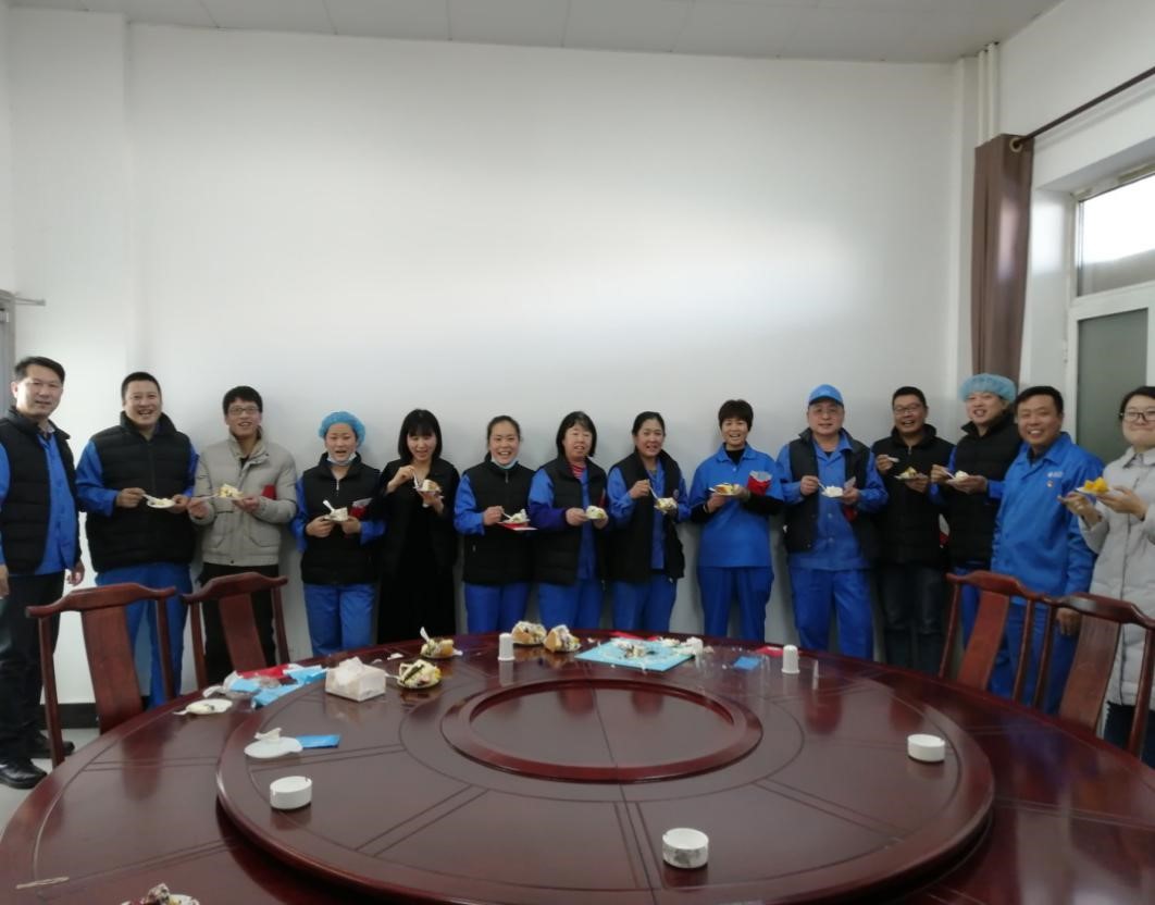 东纶公司工会为员工举办集体生日会