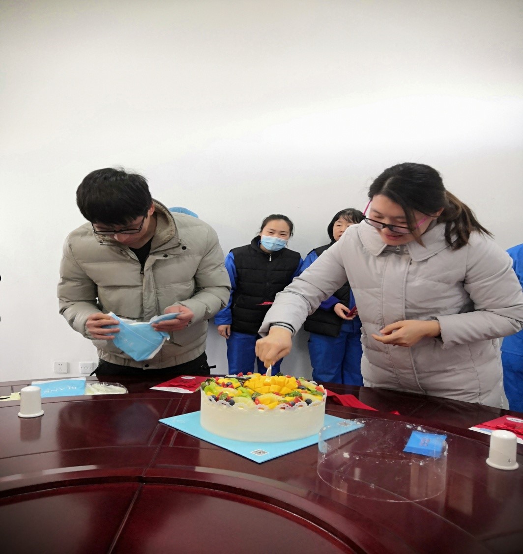 东纶公司工会为员工举办集体生日会